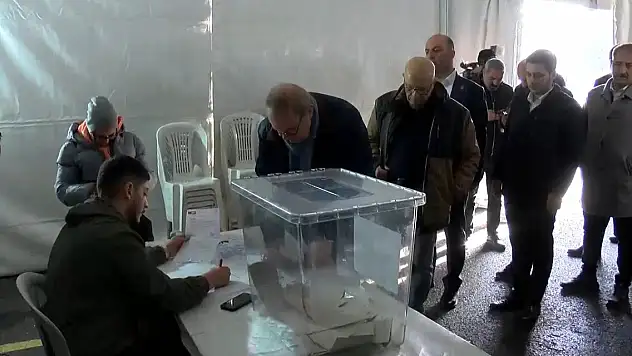 CHP'liler ön seçim için oy kullanılıyor