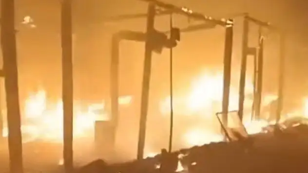 Elektrik telinin koptu, 15 çadır yandı