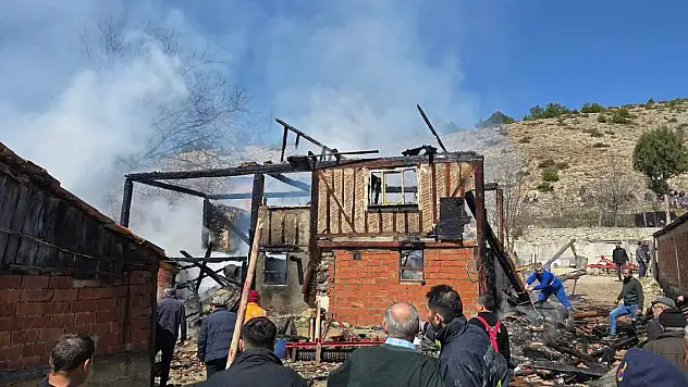 Yangında 2 ev kullanılamaz hale geldi