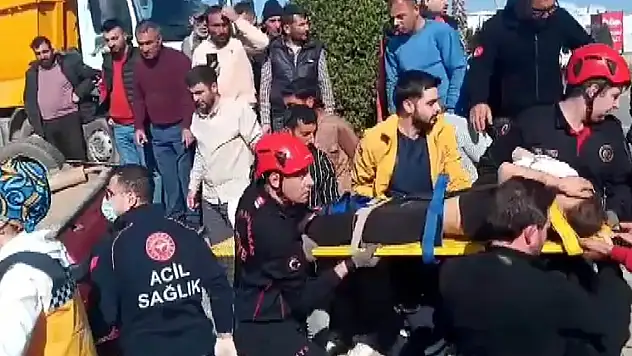 Otomobiller kafa kafaya çarpıştı: 7 yaralı