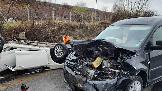 Konya'da otomobil ile hafif ticari araç çarpıştı: 3 yaralı