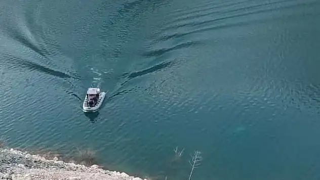 Elektrik dağıtım şirketine ait araç baraja uçtu sürücü aranıyor