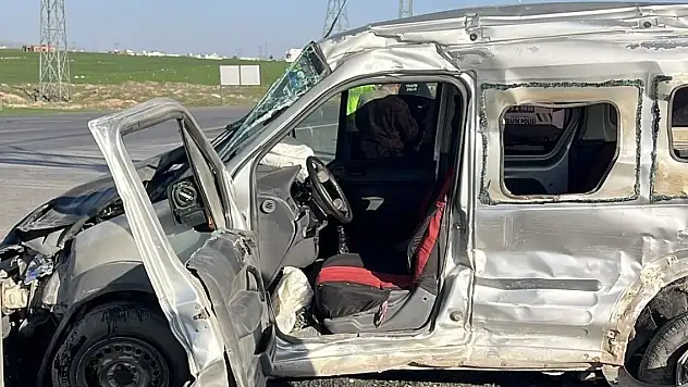 Tıra çarpan kamyonet sürücüsü hayatını kaybetti