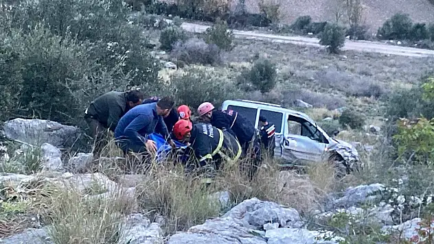 Uçuruma düşen hafif ticari aracın sürücüsü öldü
