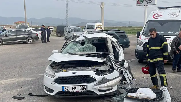 Otomobil ile iş makinesi çarpıştı: 1 ölü, 4 yaralı