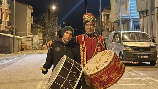 Konya'nın ramazan davulcusu 39 yıldır manileriyle mahalle sakinlerini sahura kaldırıyor