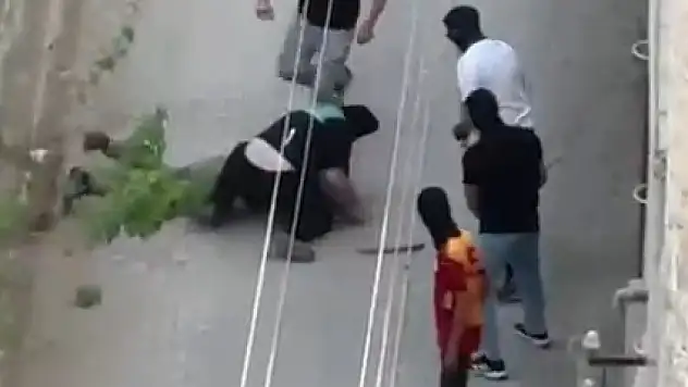 Kar maskeli 5 kişi, 1 kişiyi öldüresiye dövdü o anlar kamerada