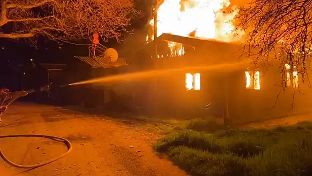 Elektrik direğinden çıkan yangında 18 ev kullanılmaz hale geldi