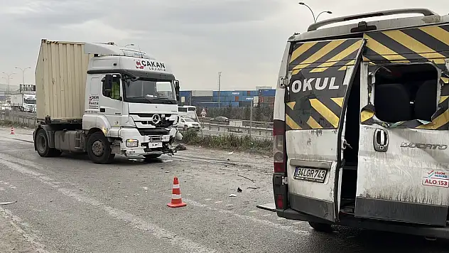 İşçi servis minibüsü ile TIR kafa kafaya çarpıştı: 8 yaralı