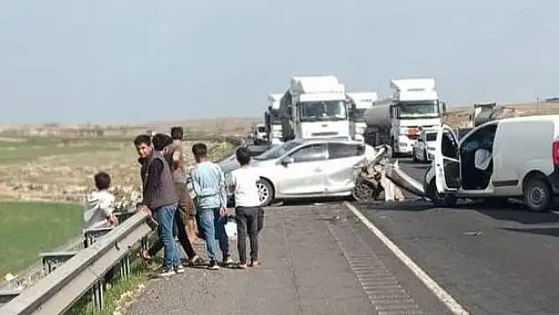 Şanlıurfa'da hafif ticari araç ile otomobil çarpıştı: 1 ölü, 1 yaralı