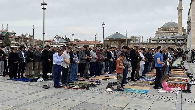 Konya'da cemaat camiye sığmadı