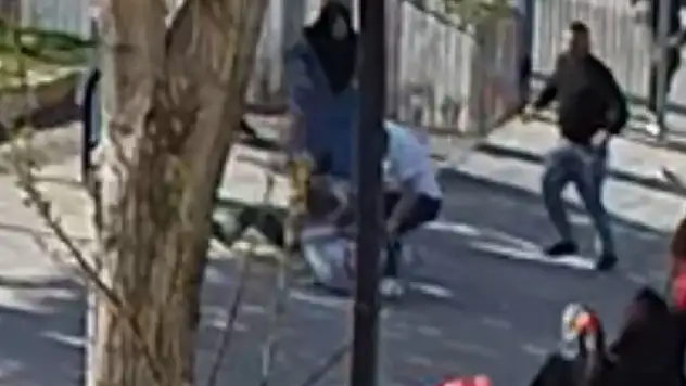 Öğrenciye tokat attı iddiası.... Okul müdürüne saldırı anı kamerada