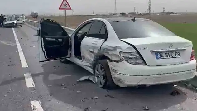 Aksaray-Konya Karayolunda çarpışan otomobillerden birinin tekeri koptu