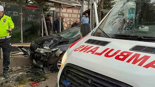 İftar saati otomobil otobüs durağına daldı: 2'si ağır 6 yaralı