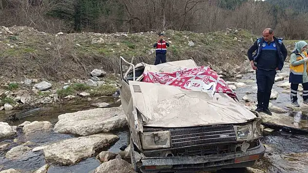 Tofaş otomobil çaya uçtu: 1 ölü, 1 yaralı
