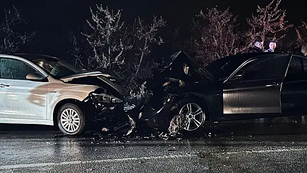 Otomobiller kafa kafaya çarpıştı: 1'i ağır 5 kişi yaralandı