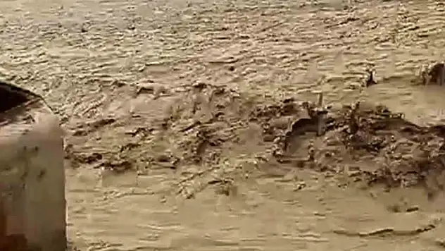 Karayolu çamurla kaplandı