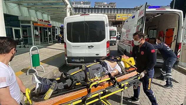 Otomobil, TIR'a çarptı 5 yaralı