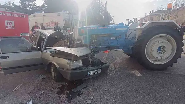 Traktör ile otomobil kafa kafaya çarpıştı 1 ölü, 3 yaralı