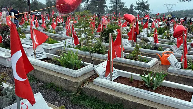 Acılar hala taze... Deprem mezarlığında hüzünlü bayram