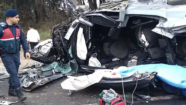 4 otomobil zincirleme kazaya karıştı: 2 ölü, 10 yaralı