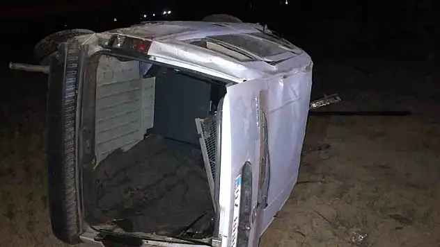 Isparta-Konya kara yolunda otomobil takla atarak şarampole devrildi