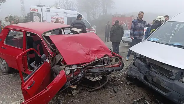 Yoğun sisin etkili olduğu bölgede kaza 6 yaralı