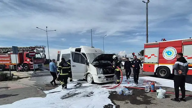 Tekirdağ'da seyir halindeki yolcu minibüsü yandı