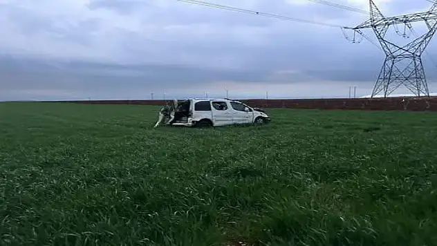 Hafif ticari araç, tarlaya uçtu: 2'si ağır 3 yaralı