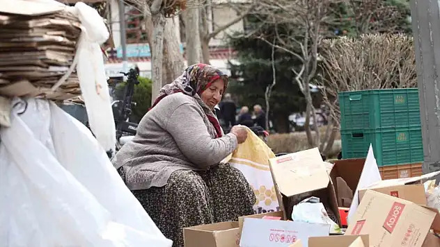 Yer Konya... 70 yaşındaki kadın 40 yıldır sokak sokak gezerek karton topluyor