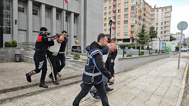 Akrabasını yakarak öldürdükleri iddia edildi