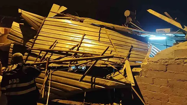 Fırtınada uçan su deposu, yan evin banyosuna düştü