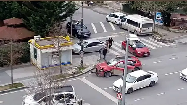 Kaza yapan sürücü diğer aracın camına tekme attı, kapıyı açıp sürücüye saldırmaya çalıştı