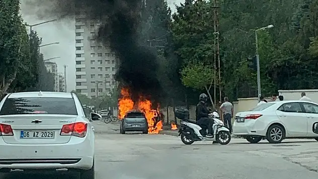 İki farklı yerde yanan otomobiller demir yığınına döndü