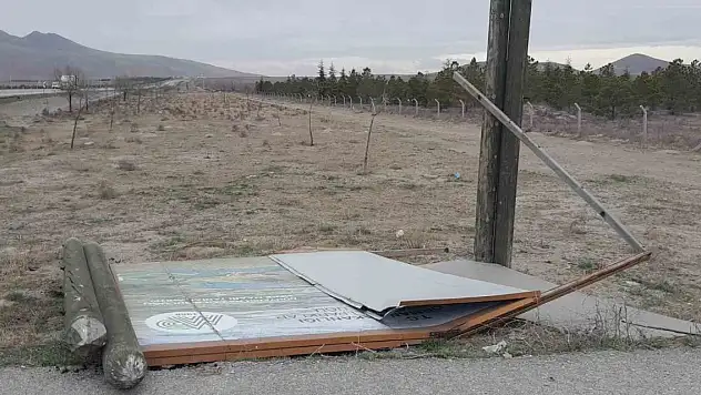 Konya'da lodos fırtınası etkili oldu