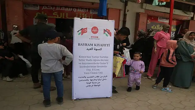 Gazze'de yetim çocuklara bayramlık dağıtıldı