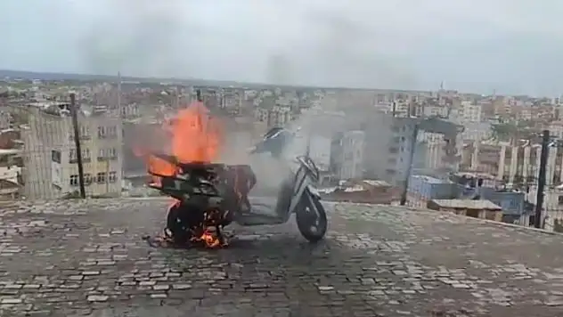 Park halindeki motosiklet alev alev yandı