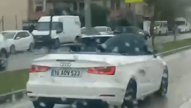Milyonluk arabada şemsiye açtı