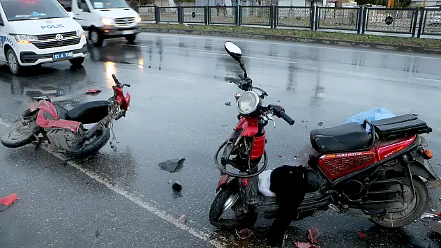 Otomobil ile 2 elektrikli bisiklet çarpıştı: 1 ölü, 1 ağır yaralı