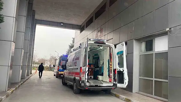 Tavuk döner yiyen 52 kişi hastanelik oldu