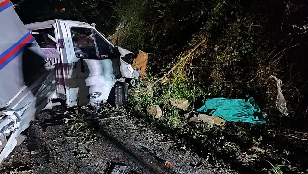 Kamyonet 150 metre yuvarlandı 1 ölü, 1 yaralı