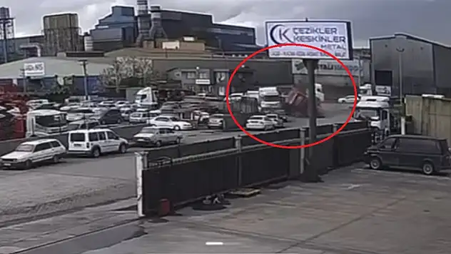 TIR, park halindeki araçların üstüne devrildi