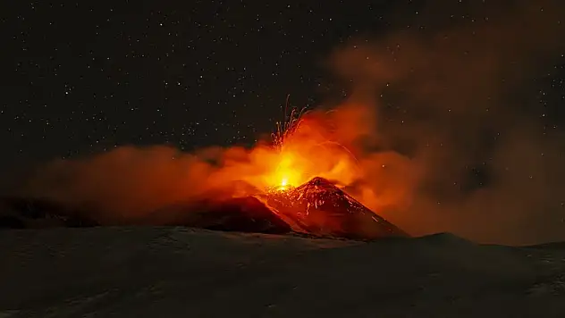 Yanardağ kül ve lav püskürttü