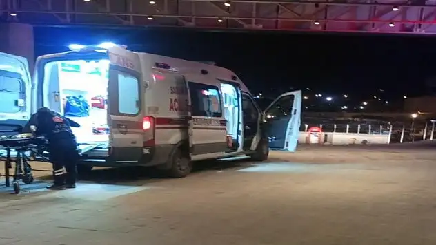 Kocasının boğazına bıçak sapladı