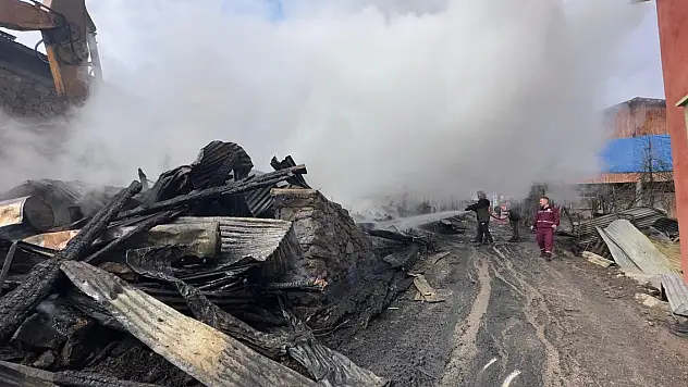 Dört ev, cami ve lojman yandı