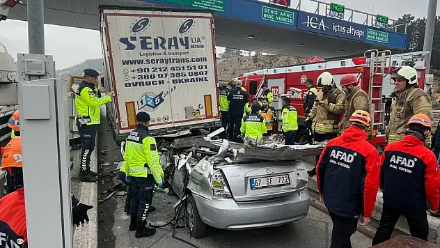 Otomobil TIR'ın altına girdi: 3'ü kadın 4 kişi hayatını kaybetti
