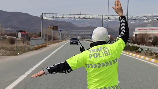 Cep telefonu ve yakın takip nedeniyle 16 bin 607 sürücüye işlem yapıldı