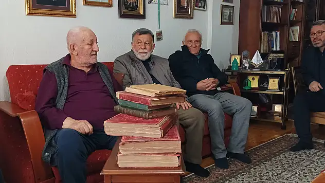 Konya'nın duayen ismi değerli el yazması kitapları bağışladı