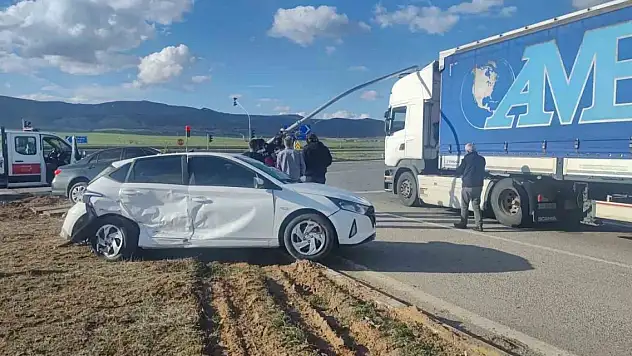 Sivas'ta iki otomobil çarpıştı: 6 yaralı