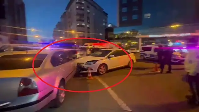 Otomobiliyle, evli sevgilisinin aracına çarptı